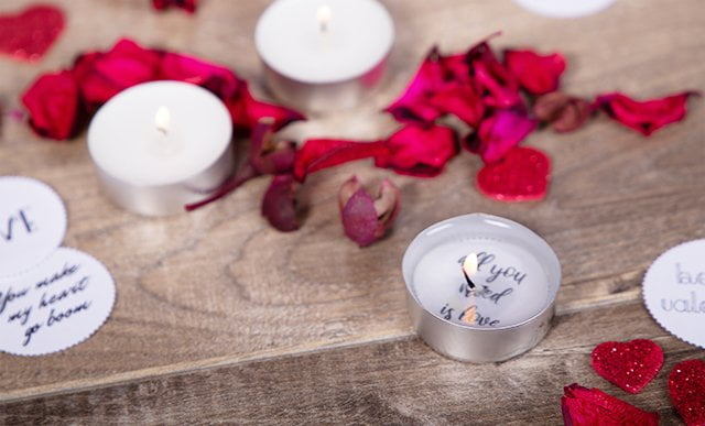 Aseta kynttilä takaisin muottiin ja sytytä kynttilä